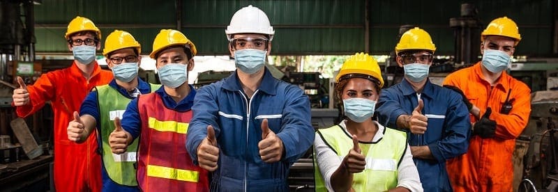 Zufriedenheitsumfrage Bauarbeiter mit Masken und Arbeitsschuh