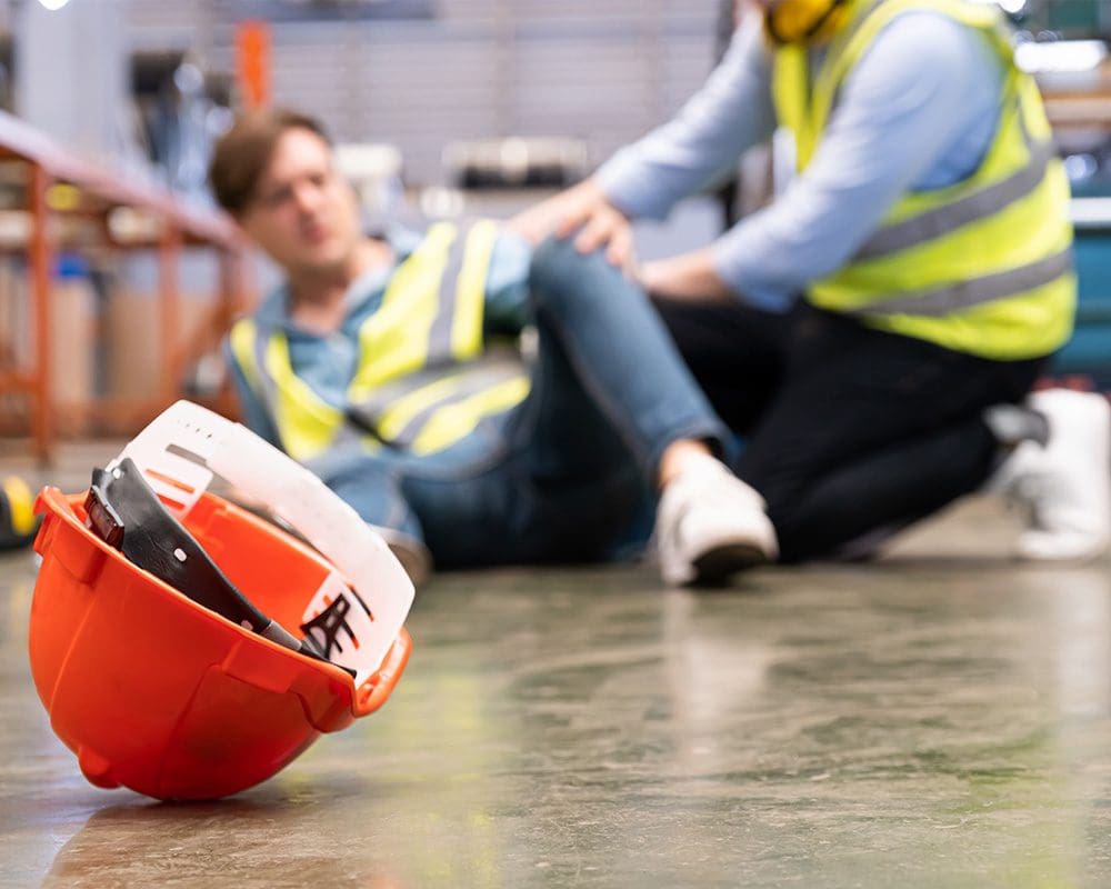 Durch die richtigen Sicherheitsschuhe sind die Mitarbeitenden bei der Arbeit vor schweren Unfällen geschützt.