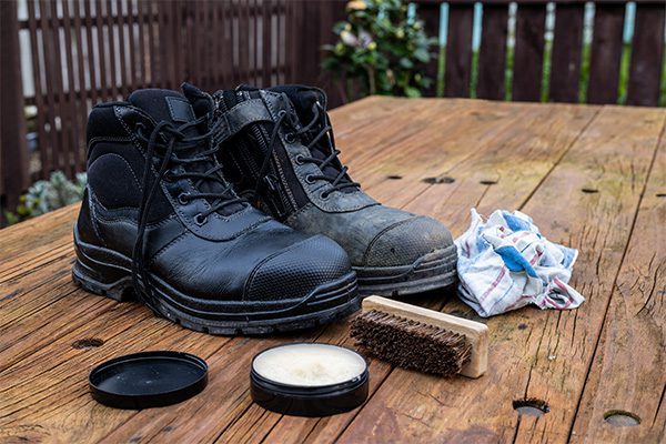 Reinigungsset für Arbeitsschuhe mit Schuhfett und Bürste